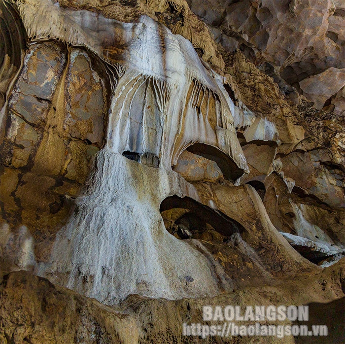 Vẻ đẹp nguyên sơ của hang Pác Ả