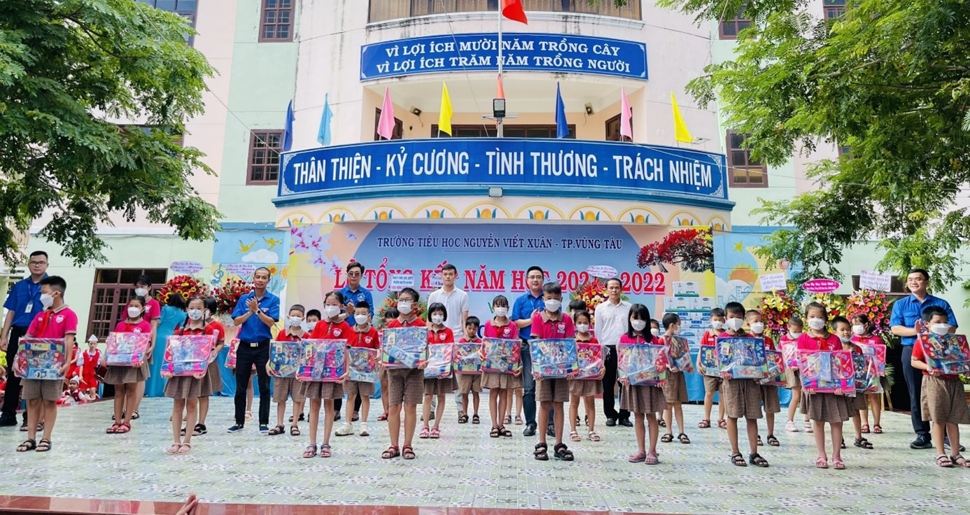 Đoàn Thanh niên PTSC M&C trao quà cho học sinh có hoàn cảnh khó khăn