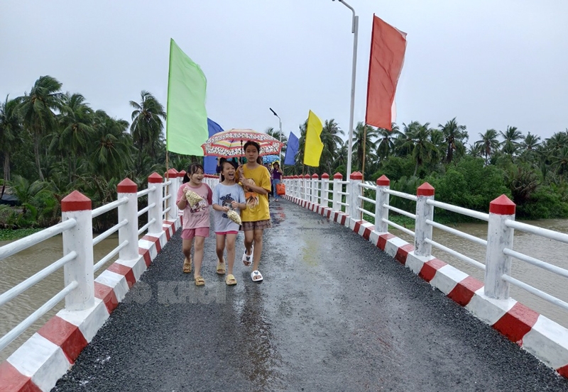 Bến Tre: Phó bí thư Thường trực Tỉnh ủy Hồ Thị Hoàng Yến dự lễ khánh thành cầu tại xã Cẩm Sơn (Mỏ Cày Nam)