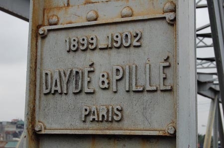 Trên đầu Long Biên (tên cũ Doumer) vẫn còn tấm biển kim loại có khắc thời gian xây dựng và tên nhà thầu Daydé & Pillé - Paris.
