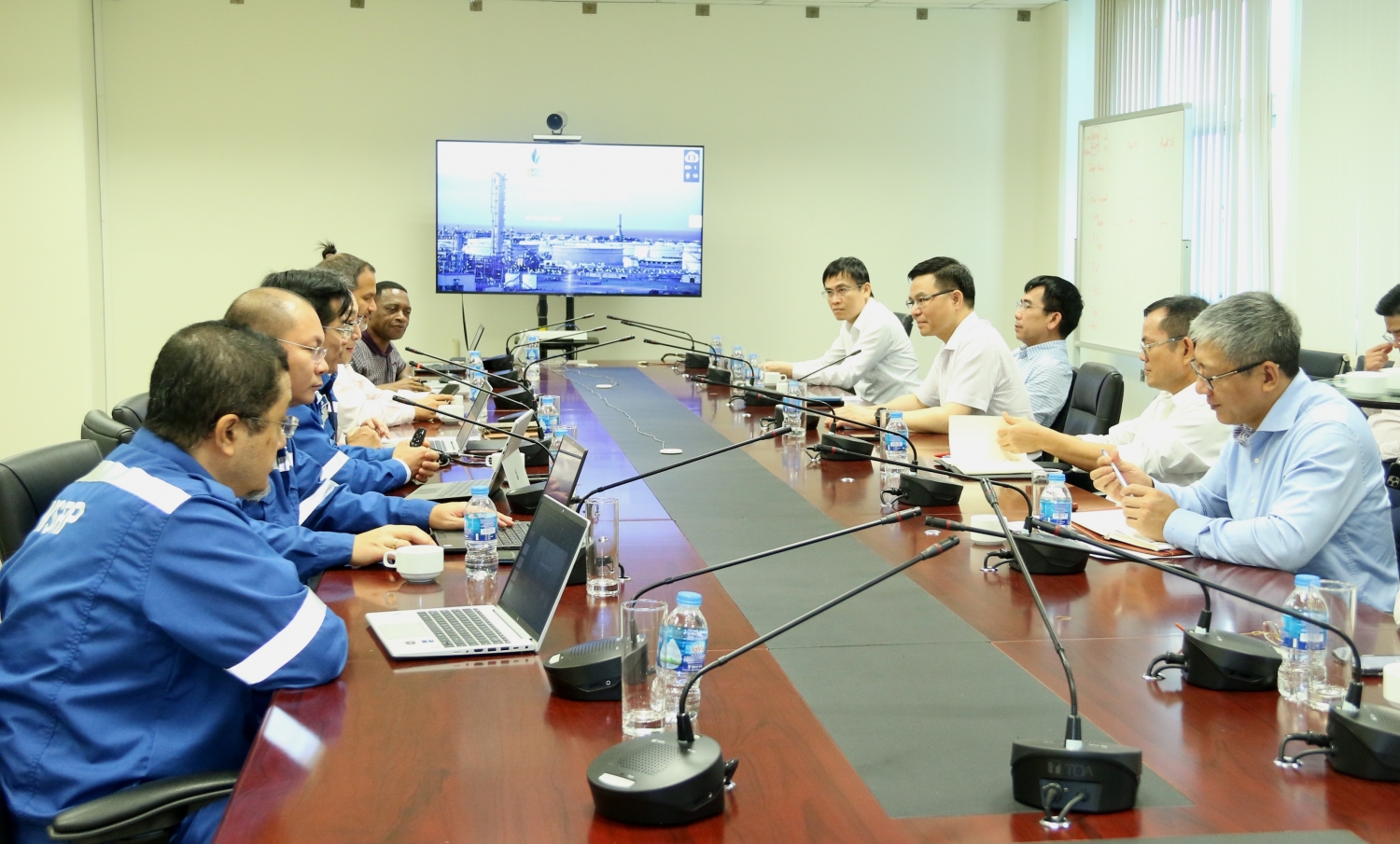 Tổng Giám đốc Petrovietnam Lê Mạnh Hùng kiểm tra tình hình hoạt động của Nhà máy Lọc hóa dầu Nghi Sơn