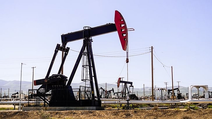 Tồn kho dầu thô của Mỹ tăng mạnh trong tuần trước