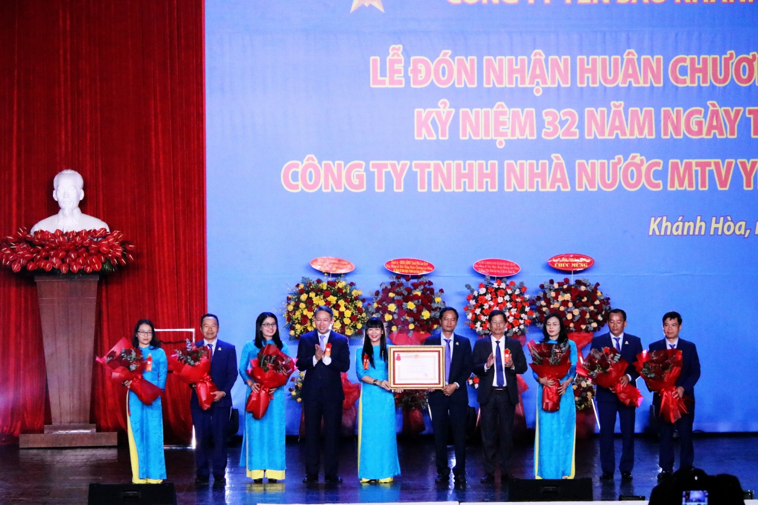 Công ty Yến sào Khánh Hòa đón nhận Huân chương Lao động nhân dịp kỷ niệm 32 năm ngày thành lập