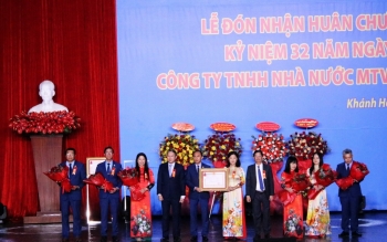 Công ty Yến sào Khánh Hòa đón nhận Huân chương Lao động nhân dịp kỷ niệm 32 năm ngày thành lập