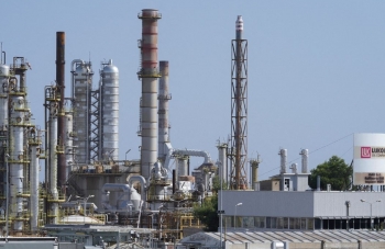 Ý sẽ duy trì hoạt động tại nhà máy lọc dầu của Lukoil bất chấp lệnh cấm vận