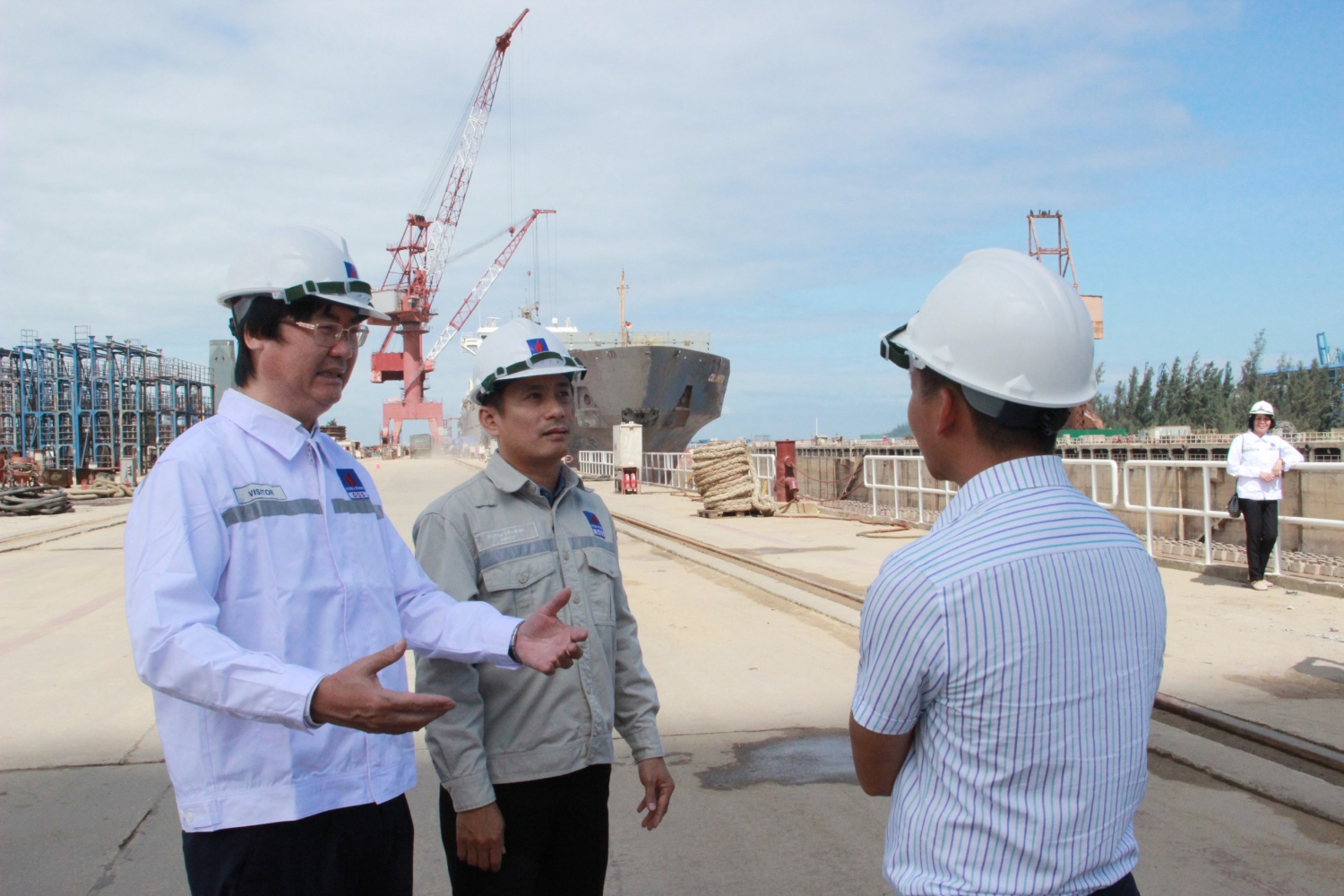 Phó Chủ tịch CĐ DKVN Nguyễn Mạnh Kha trao đổi trực tiếp tại công trường DQS