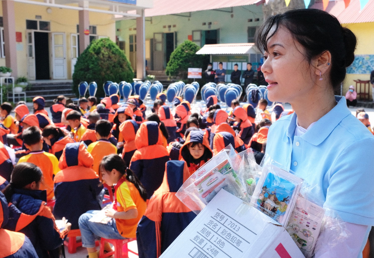 ác đại biểu đại diện PV GAS trao quà đồ dùng học tập đến tận tay học trò Lạng Sơn