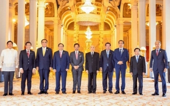 Lãnh đạo các nước ASEAN tiếp kiến Quốc vương Campuchia
