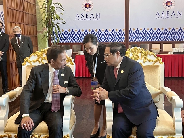 Thủ tướng Phạm Minh Chính gặp Quốc vương Brunei Hassanal Bolkiah. Ảnh: TTXVN
