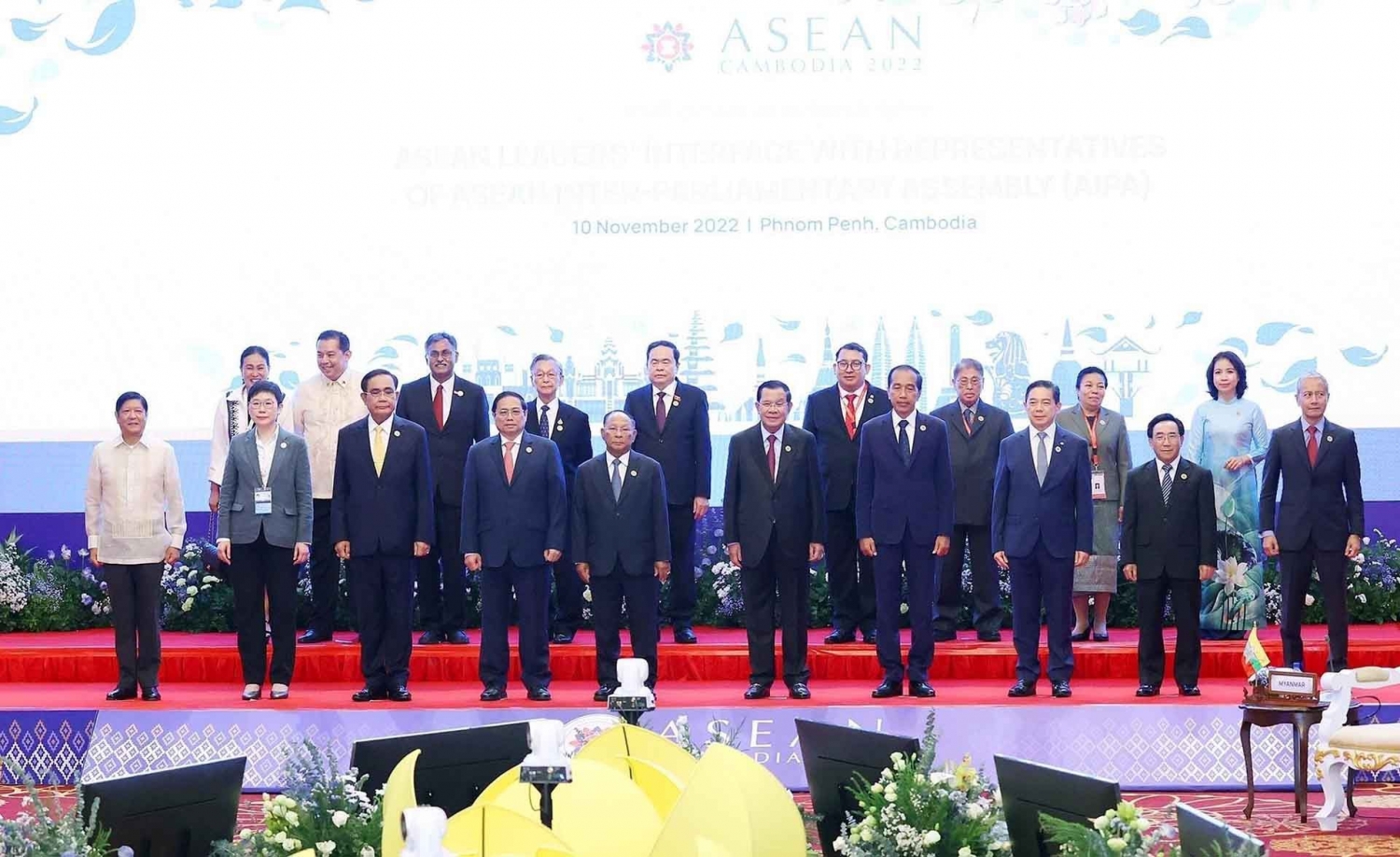 Thủ tướng Phạm Minh Chính và các nhà lãnh đạo ASEAN với đại diện Đại hội đồng Liên nghị viện ASEAN chụp ảnh chung. (Nguồn: TTXVN)