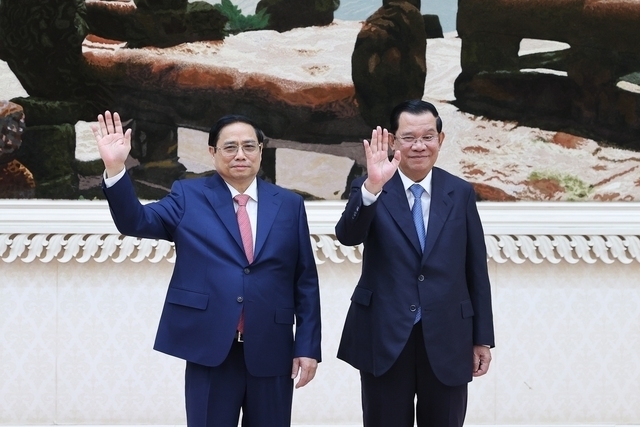 Thủ tướng Hun Sen (bên phải) đón Thủ tướng Phạm Minh Chính. Ảnh: chinhphu.vn. 