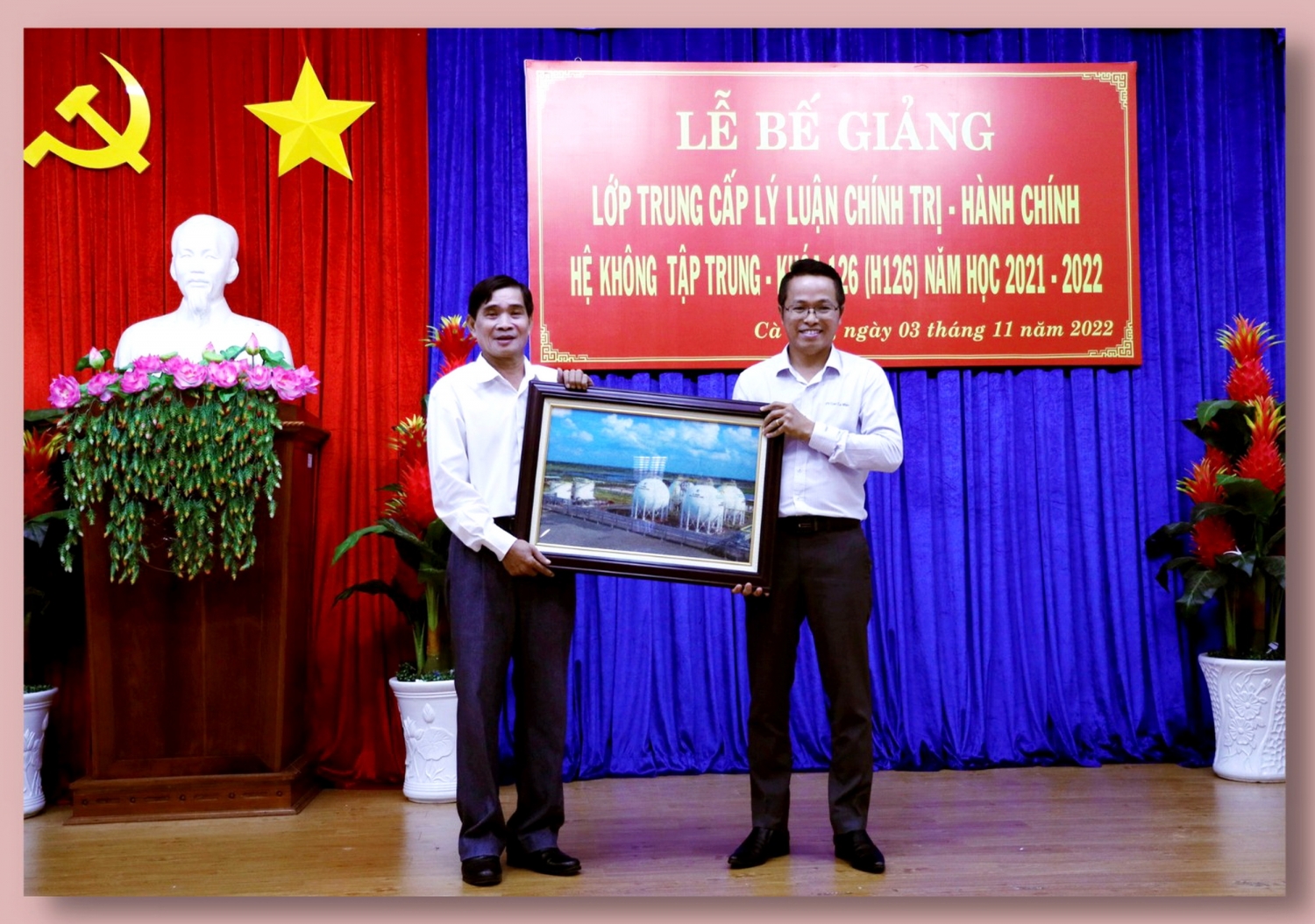 Đồng chí Nguyễn Văn Bé Ba – Giám đốc KCM trân trọng cảm ơn và trao hình ảnh lưu niệm cho Trường Chính trị tỉnh Cà Mau