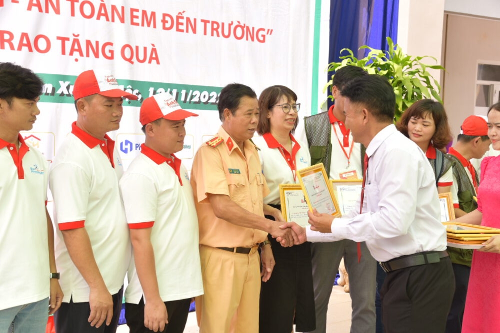 Caravan Ánh sáng học đường: Vì môi trường học tập tốt và an toàn Caravan Ánh sáng học đường: Vì môi trường học tập tốt và an toàn