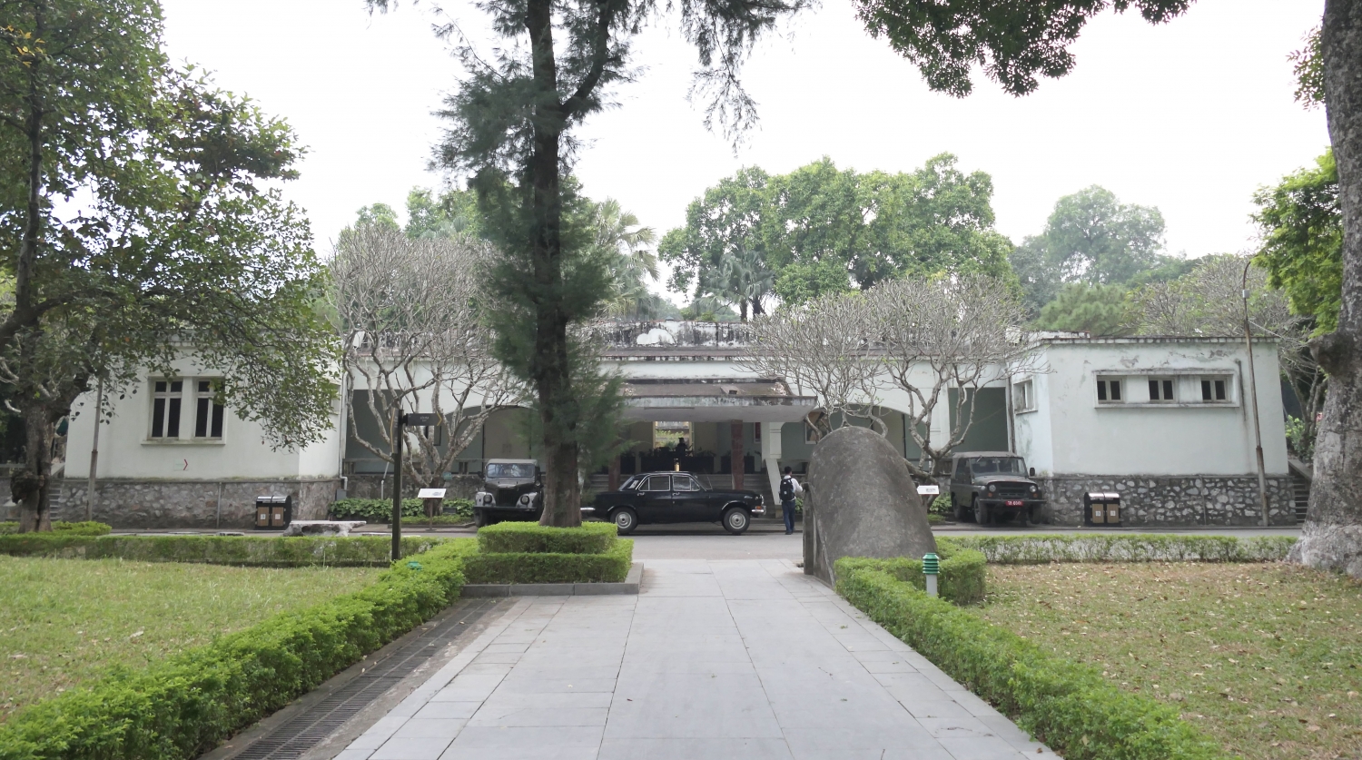 Nhà D67 được xây dựng năm 1967, ở phía Bắc nền Điện Kính Thiên. Toà nhà có kiến trúc hiện đại, tường bê tông dày 60cm. Từ năm 1967 đến tháng 4 năm 2004, Bộ Chính trị Đảng Cộng sản Việt Nam, Quân uỷ Trung ương đã tổ chức nhiều cuộc họp quan trọng, đề ra các quyết sách chiến lược chỉ đạo cuộc kháng chiến chống Mỹ cứu nước và sự nghiệp bảo vệ Tổ quốc Việt Nam, xã hội chủ nghĩa. Nhà D67 được xây dựng năm 1967, ở phía Bắc nền Điện Kính Thiên. Toà nhà có kiến trúc hiện đại, tường bê tông dày 60cm. Từ năm 1967 đến tháng 4 năm 2004, Bộ Chính trị Đảng Cộng sản Việt Nam, Quân uỷ Trung ương đã tổ chức nhiều cuộc họp quan trọng, đề ra các quyết sách chiến lược chỉ đạo cuộc kháng chiến chống Mỹ cứu nước và sự nghiệp bảo vệ Tổ quốc Việt Nam, xã hội chủ nghĩa.