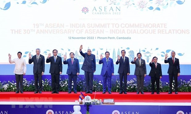 Trưởng đoàn các nước ASEAN và Thủ tướng Trung Quốc Lý Khắc Cường, Thủ tướng Nhật Bản Kishida Fumio và Tổng thống Hàn Quốc Yoon Suk-yeol chụp ảnh chung. (Ảnh: Dương Giang/TTXVN)