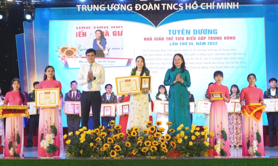 Tuyên dương 100 nhà giáo trẻ tiêu biểu cấp Trung ương 2022