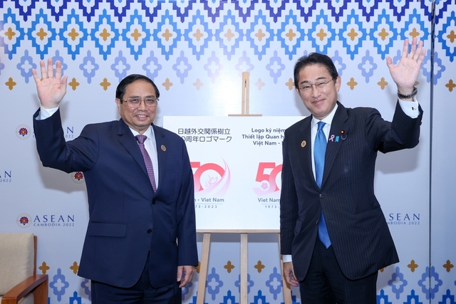 Hai Thủ tướng cùng chụp ảnh trước Logo kỷ niệm 50 năm thiết lập quan hệ ngoại giao Việt Nam - Nhật Bản - Ảnh: VGP/Nhật Bắc