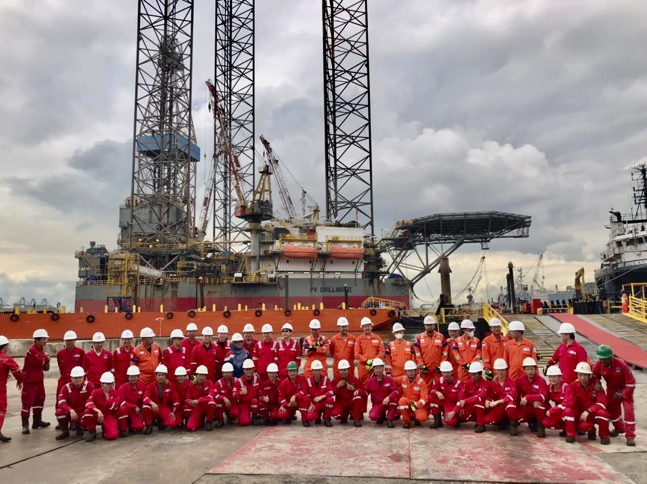 Ban lãnh đạo PV Drilling, khách hàng PHE ONWJ và đối tác Jimmulya chụp hình cùng tập thể người lao động trên giàn PV DRILLING II.
