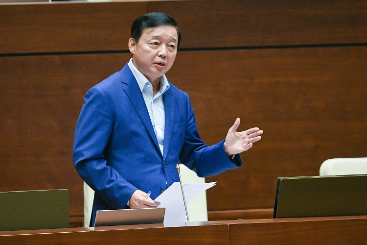 Bộ trưởng Bộ Tài nguyên và Môi trường Trần Hồng Hà báo cáo giải trình, làm rõ một số vấn đề đại biểu Quốc hội quan tâm