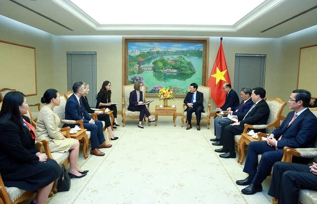Thống đốc bang Oregon Katherine Brown bày tỏ mong muốn cùng Việt Nam khai thác tiềm năng hợp tác trong lĩnh bán dẫn - Ảnh: VGP/Hải Minh