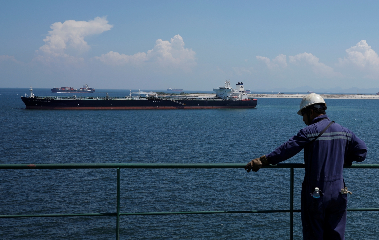Ấn Độ nhập khẩu gần 1 triệu thùng dầu thô/ngày từ Nga trong tháng 10