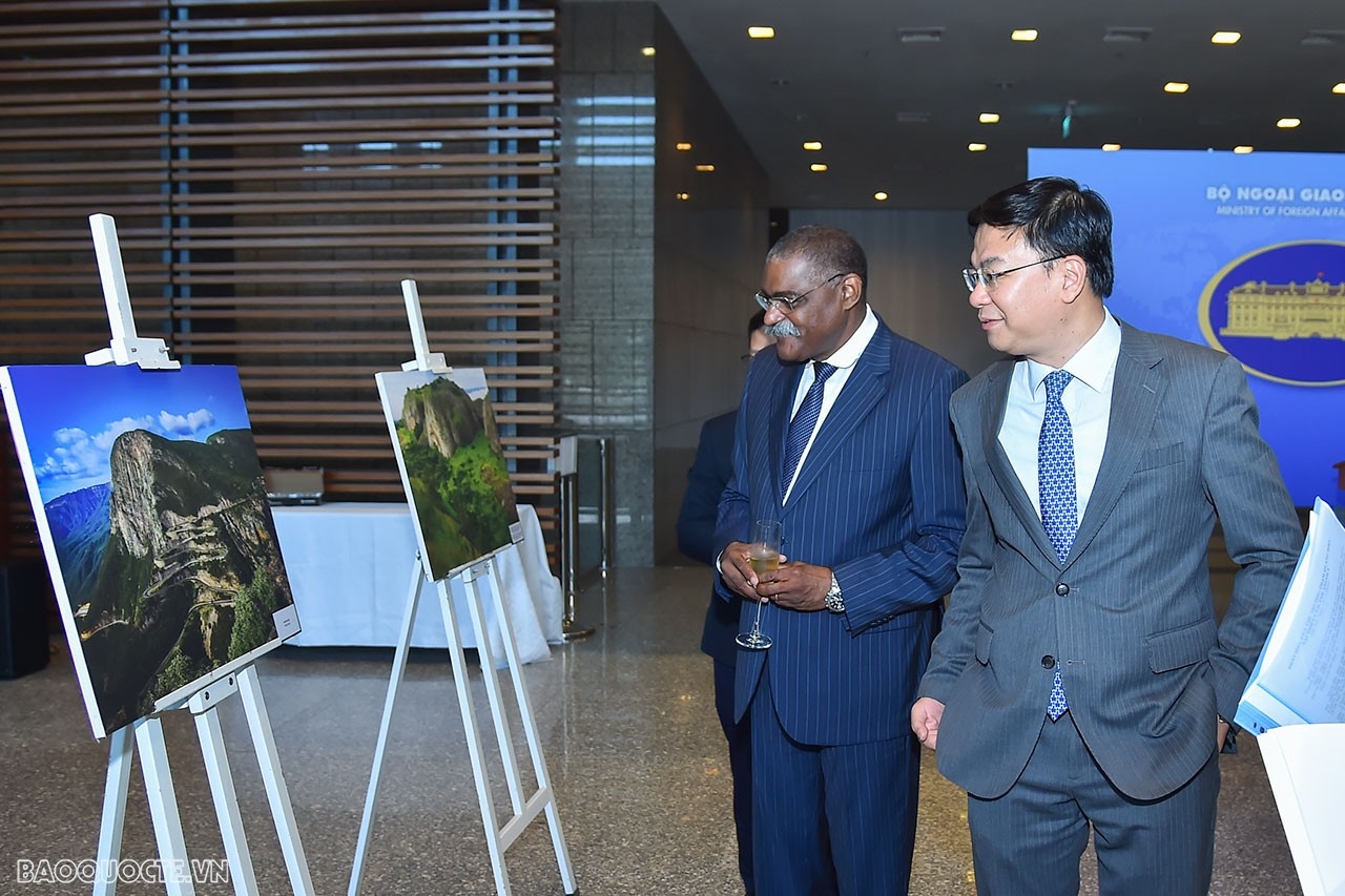 Thứ trưởng Bộ Ngoại giao Phạm Quang Hiệu hội đàm với Quốc vụ khanh Bộ Ngoại giao Angola