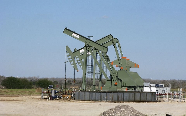 Giá dầu giảm khi đường ống Druzhba hoạt động trở lại