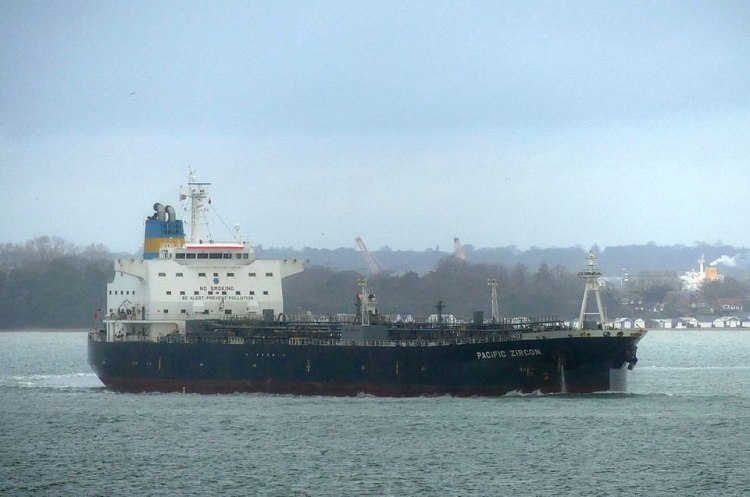Một tàu chở dầu bị tấn công ngoài khơi bờ biển Oman