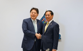 Bộ trưởng Ngoại giao Bùi Thanh Sơn gặp Bộ trưởng Ngoại giao Nhật Bản Hayashi Yoshimasa