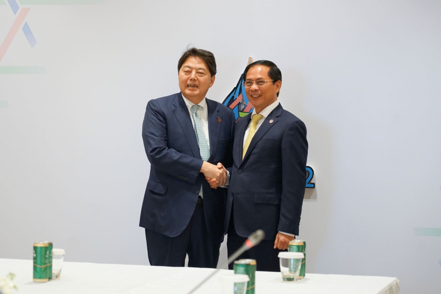 Bộ trưởng Ngoại giao Bùi Thanh Sơn gặp Bộ trưởng Ngoại giao Nhật Bản Hayashi Yoshimasa