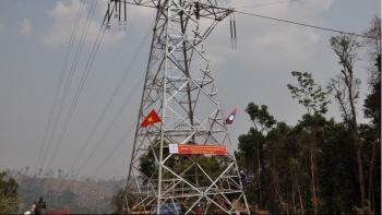 Việt Nam và Lào nên kết nối lưới điện quốc gia