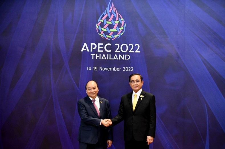 Thủ tướng Thái Lan Prayut Chan-o-cha đón Chủ tịch Nguyễn Xuân Phúc tới dự Hội nghị Cấp cao APEC 29 tại Trung tâm Hội nghị quốc gia Queen Sirikit