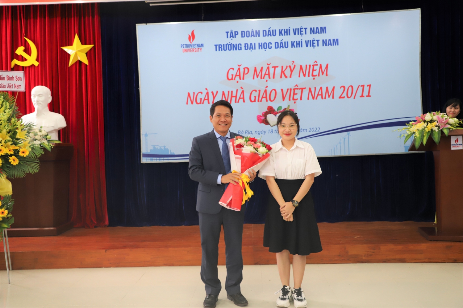 Đại diện sinh viên PVU tặng hoa chúc mừng thầy cô nhân Ngày Nhà giáo Việt Nam 20/11.