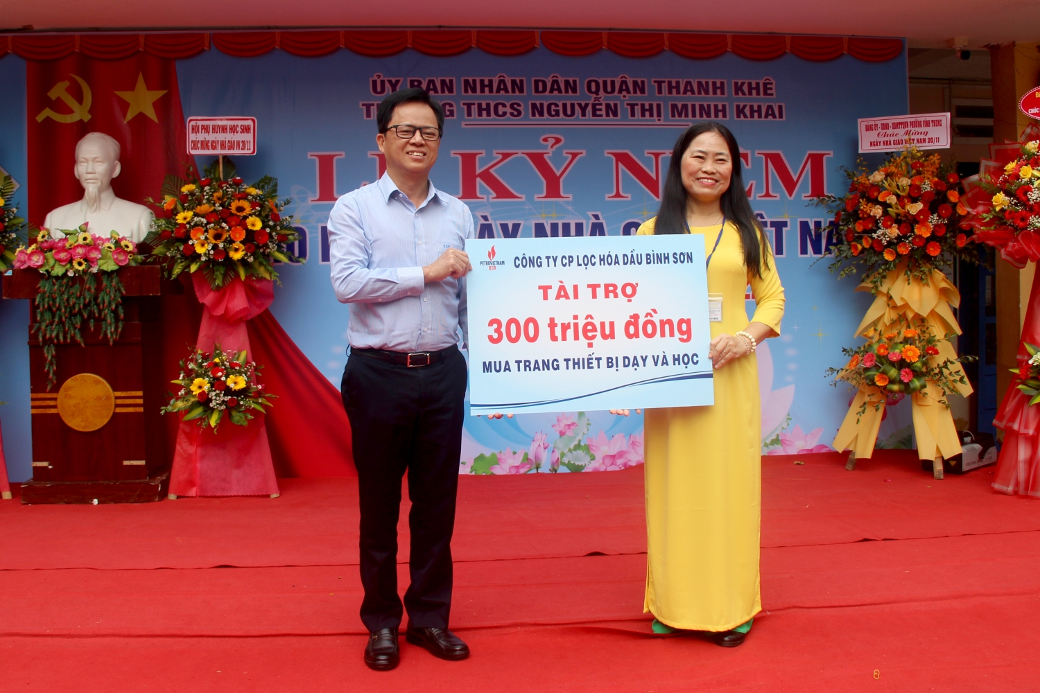 Ông Nguyễn Văn Hội – Chủ tịch HĐQT BSR trao biển biểu trưng số tiền tài trợ trị giá 300 triệu đồng cho trường THCS Nguyễn Thị Minh Khai.