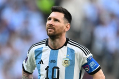 Messi bị cổ động viên chỉ trích sau trận thua sốc của Argentina
