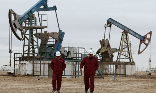 Giá dầu thế giới giảm khi G7 cân nhắc mức giá trần đối với dầu Nga