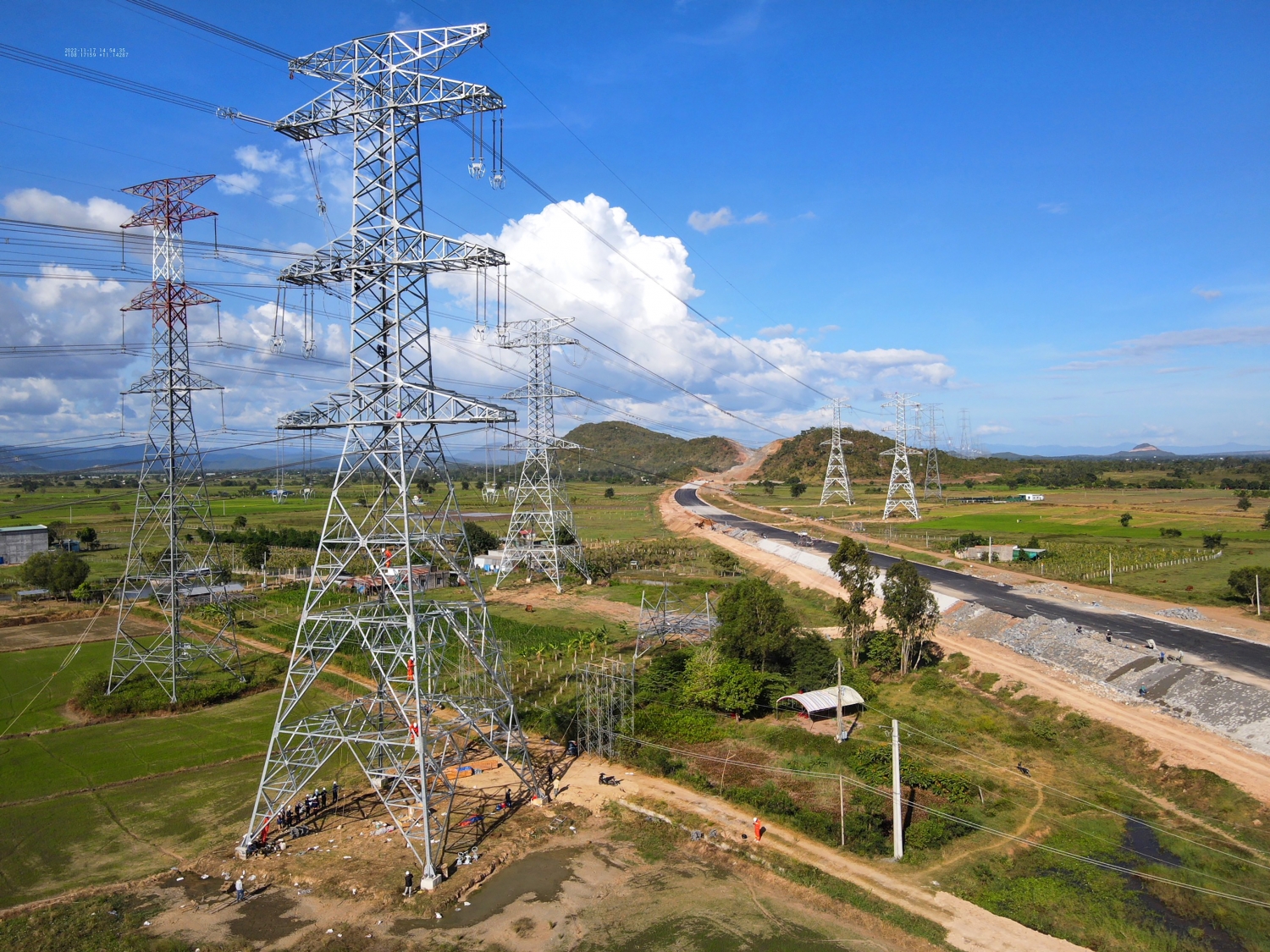 Truyền tải điện Bình Thuận hoàn thành di dời thêm 3 điểm giao chéo lưới điện 500kV với dự án đường cao tốc Bắc - Nam