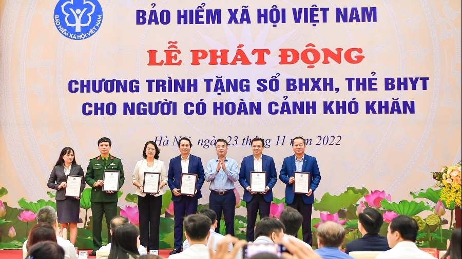 Vietcombank tặng sổ BHXH, thẻ BHYT trị giá 5 tỷ đồng cho người có hoàn cảnh khó khăn