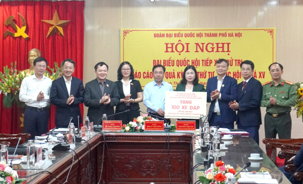 Hội CCB Tập đoàn trao tặng 100 xe đạp cho học sinh nghèo vượt khó tại Hà Nội