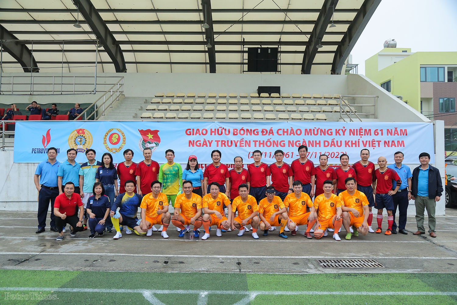 Lãnh đạo Tập đoàn và các đơn vị thành viên giao hữu bóng đá nhân kỷ niệm Ngày truyền thống ngành Dầu khí Việt Nam