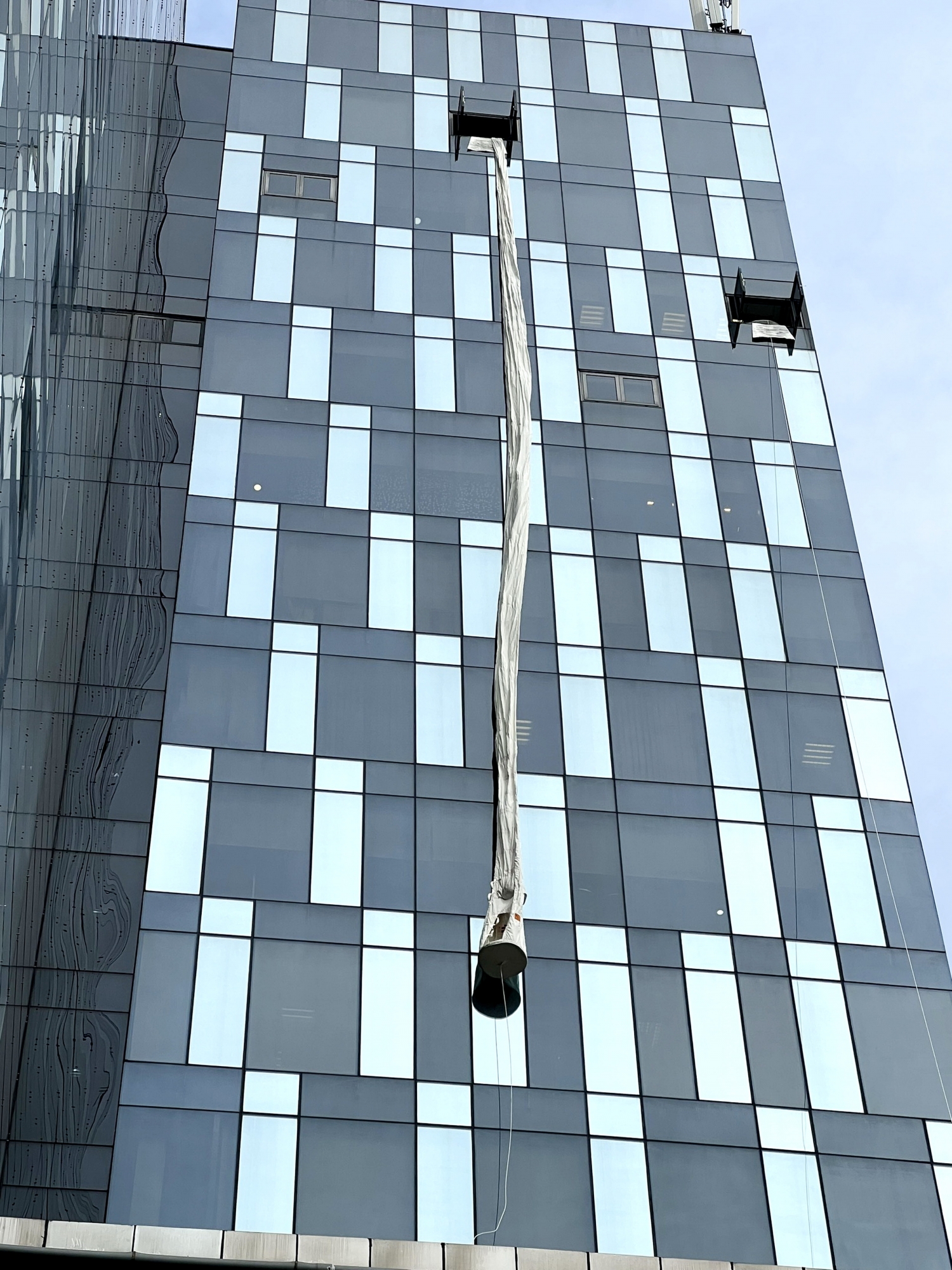Triển khai ống trượt thoát hiểm từ tầng cao của PV GAS Tower