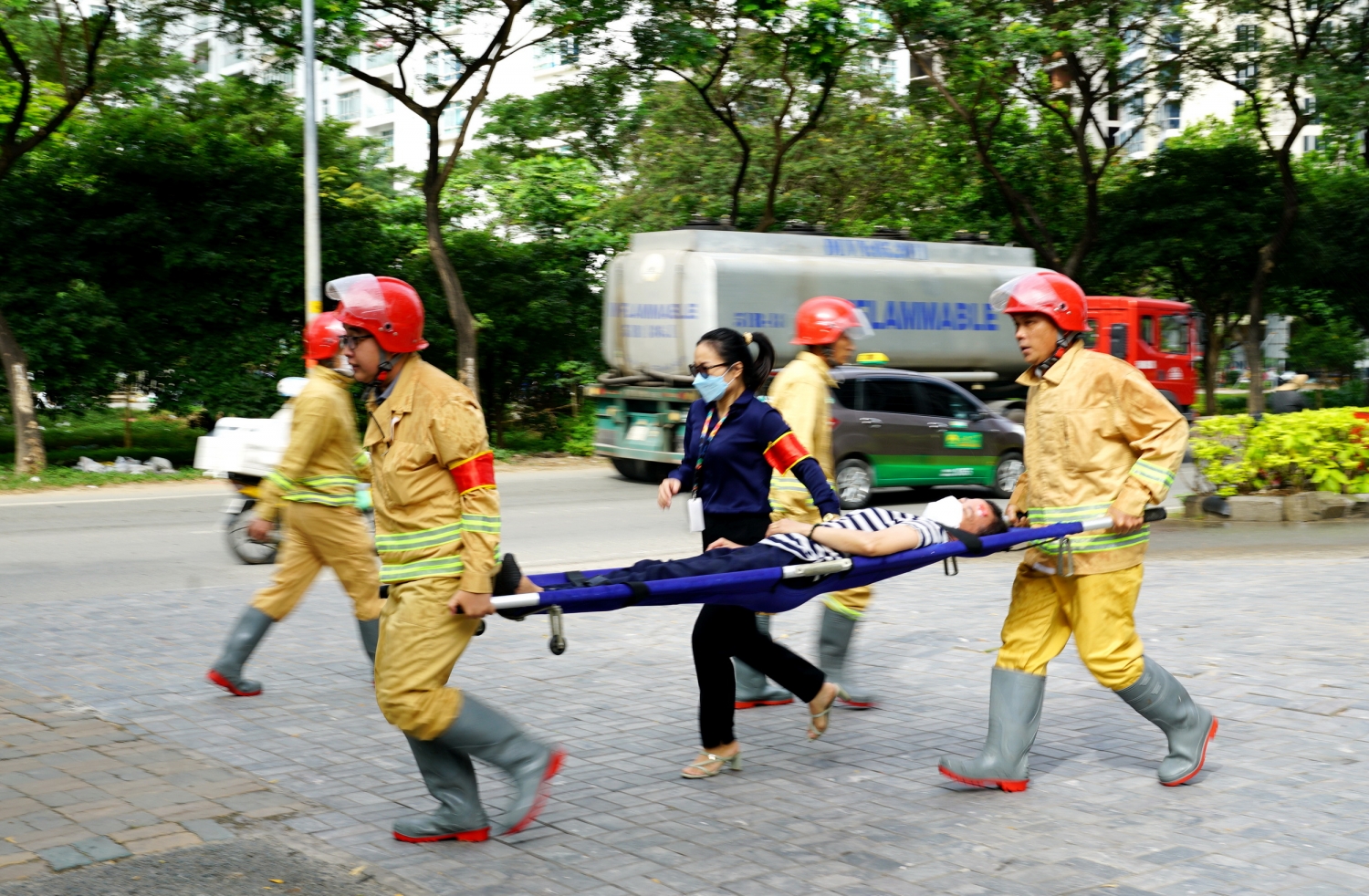 Nhanh chóng cứu người bị thương từ đám cháy