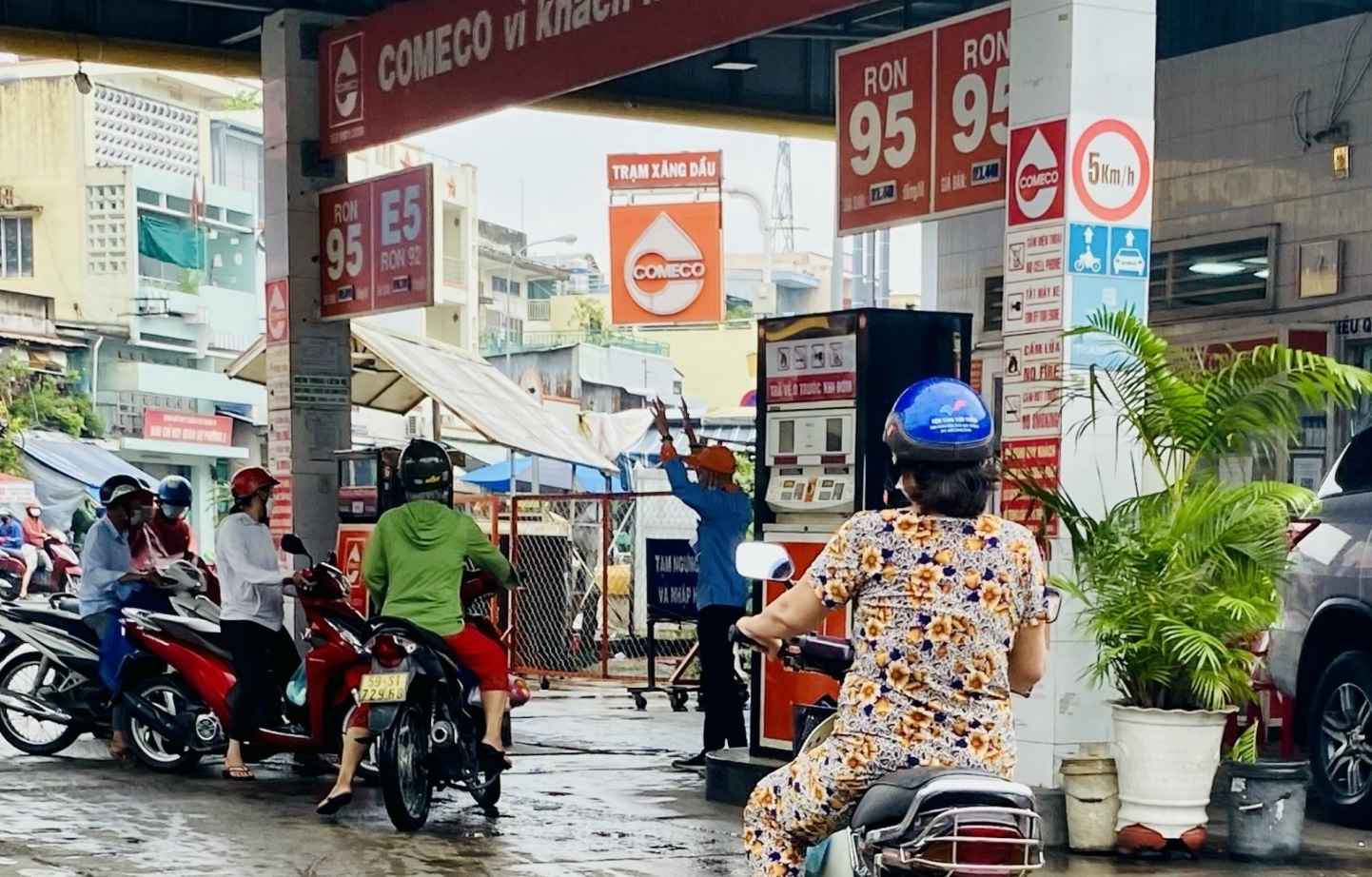 Tin tức kinh tế ngày 5/12: Đề xuất áp dụng giá sàn trong khung thuế bảo vệ môi trường xăng dầu năm 2023