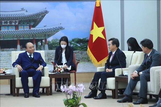 Chủ tịch nước Nguyễn Xuân Phúc gặp ông Kim Dong-yeon, Tỉnh trưởng tỉnh Gyeonggi. Ảnh: Thống Nhất/TTXVN