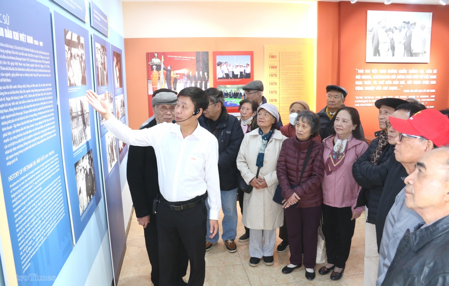 Cán bộ hưu trí Ban Dầu mỏ Khí đốt thăm Khu lưu niệm Công trình khai thác dầu khí đầu tiên tại Việt Nam
