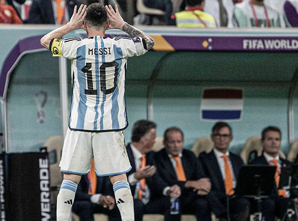 Messi tỏ thái độ tức giận với Wout Weghorst