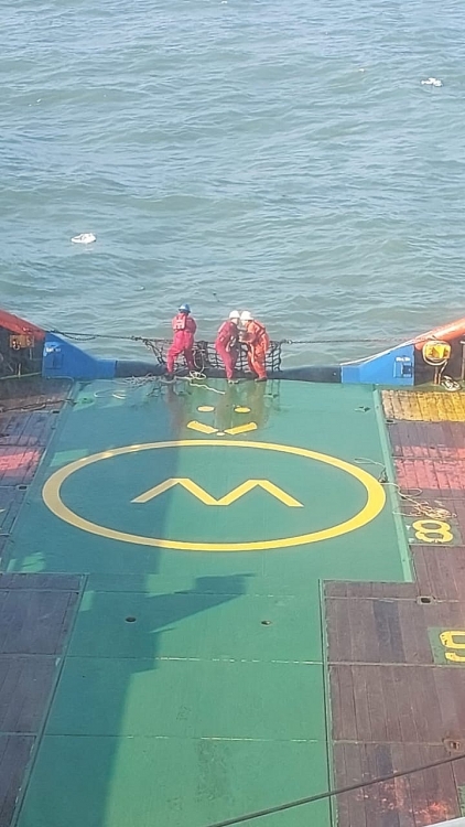 Tàu PTSC VUNG TAU tham gia tìm kiếm, cứu nạn ngư dân ngoài khơi Vũng Tàu