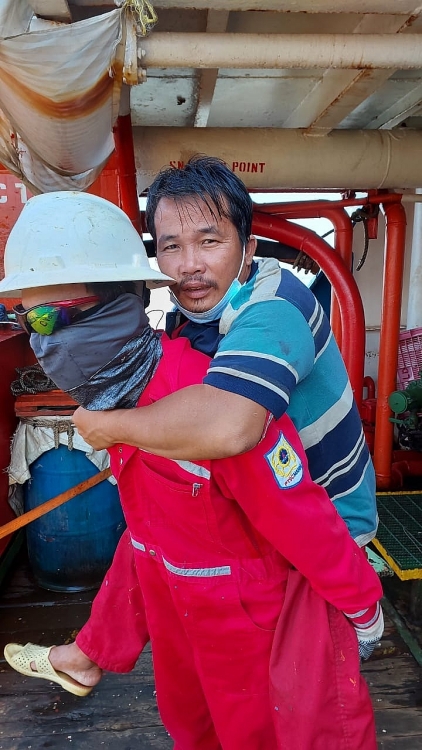 Tàu PTSC VUNG TAU tham gia tìm kiếm, cứu nạn ngư dân ngoài khơi Vũng Tàu