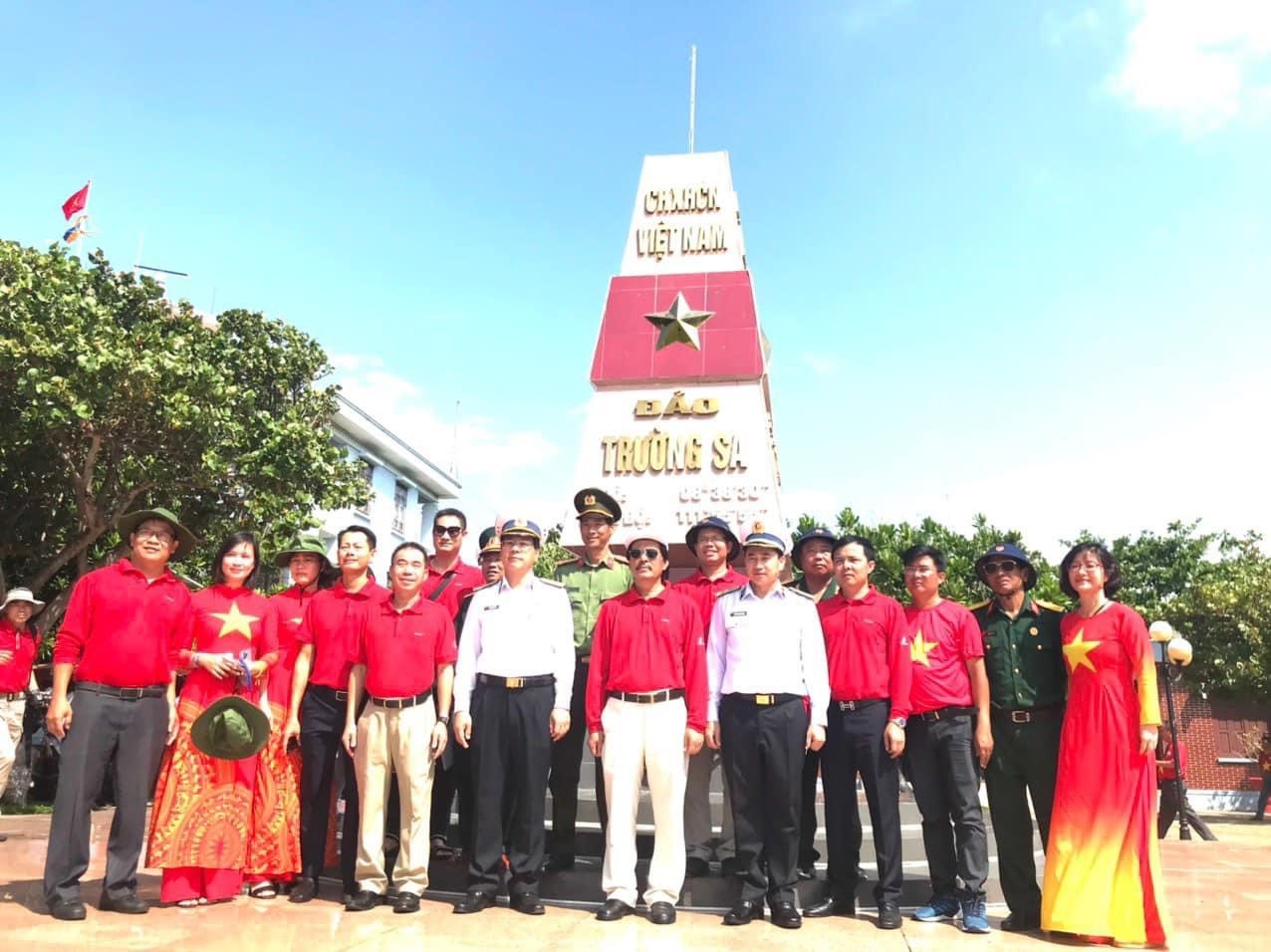 Kỷ niệm về một chuyến thăm quân, dân huyện đảo Trường Sa