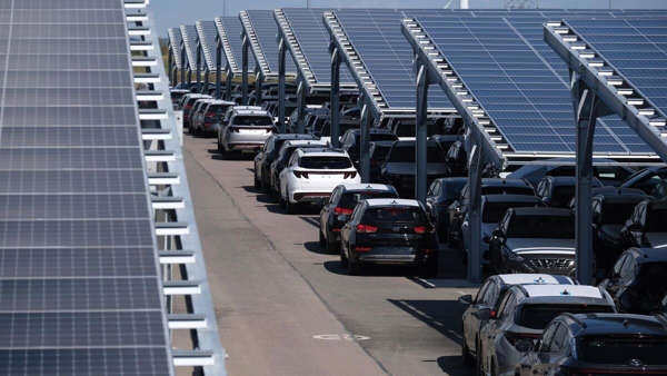 Pháp bắt buộc lắp đặt pin mặt trời trên bãi đỗ xe